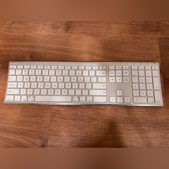 Macally Silver Wireless Keyboard - Picture 1 of 4
